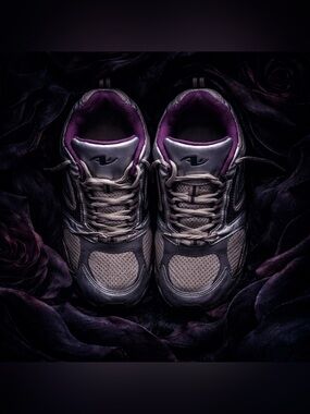 Women's Flare Athletic Shoes - Size 10